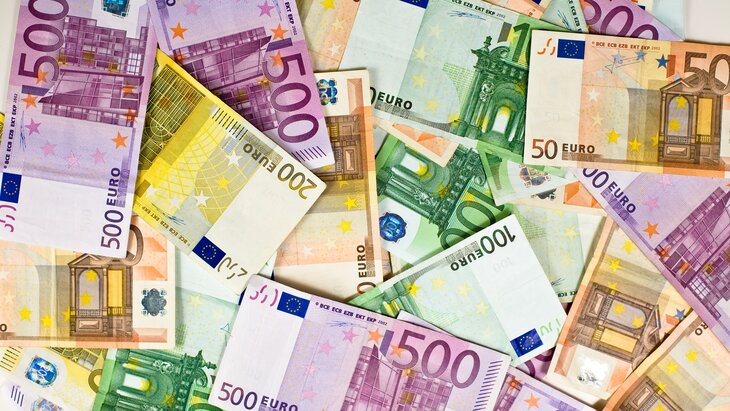 Euro tiếp tục tăng giá so với USD, bảng Anh giảm khỏi mức đỉnh mới